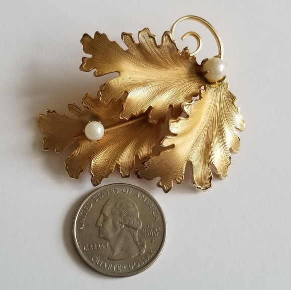 Relisted -Vintage three leaves brooch with white pearls gold tone leaf pin - Picture 3 of 13